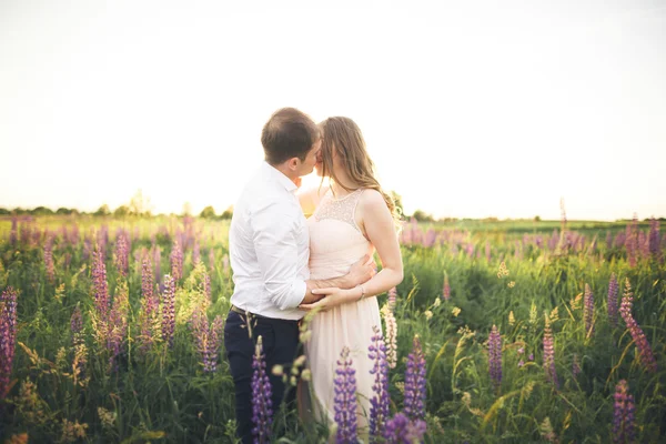 Onu günbatımı ışınları öptü süre gelin damat boyun tutar — Stok fotoğraf