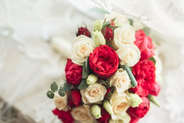 Farklı çiçeklerden oluşan lüks bir düğün buketi.