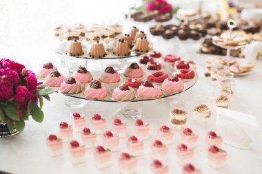 Enfes ve lezzetli bir tatlı masası ve resepsiyonda kapkek fotoğrafları.