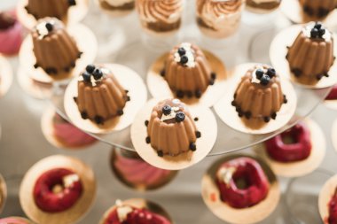 Bir büfe üzerinde pişmiş tatlı çeşitleri