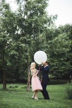 Sevgi dolu birkaç arka plan üzerinde batan güneşin. Yeni evli. Gün batımında yürümek