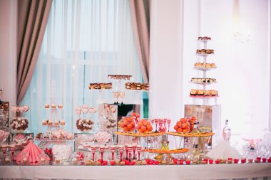 Bir büfe üzerinde pişmiş tatlı çeşitleri