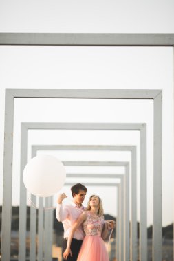 Aşık erkek ve kadın açık havada birbirlerine kucaklayan