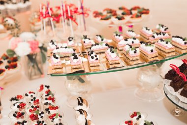 Enfes ve lezzetli bir tatlı masası ve resepsiyonda kapkek fotoğrafları.