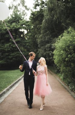 Sevgi dolu birkaç arka plan üzerinde batan güneşin. Yeni evli. Gün batımında yürümek