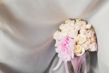 Farklı çiçeklerden oluşan lüks bir düğün buketi.