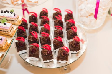 Bir büfe üzerinde pişmiş tatlı çeşitleri