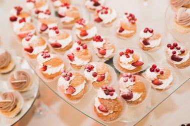 Enfes ve lezzetli bir tatlı masası ve resepsiyonda kapkek fotoğrafları.