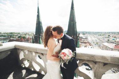 Muhteşem bir düğün çifti eski Lviv şehrinde yürüyor.