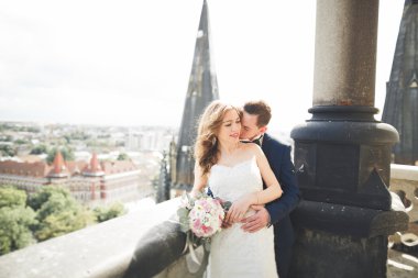 Muhteşem bir düğün çifti eski Lviv şehrinde yürüyor.