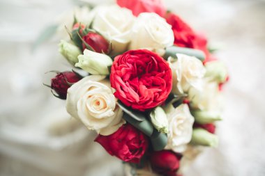 Farklı çiçeklerden oluşan lüks bir düğün buketi.