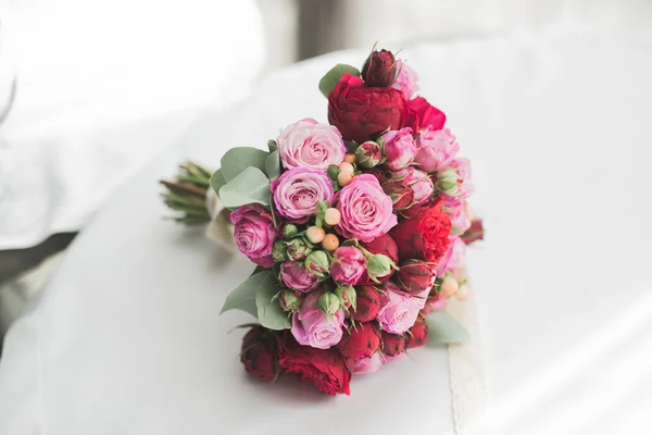 Maravilloso ramo de boda de lujo de diferentes flores —  Fotos de Stock