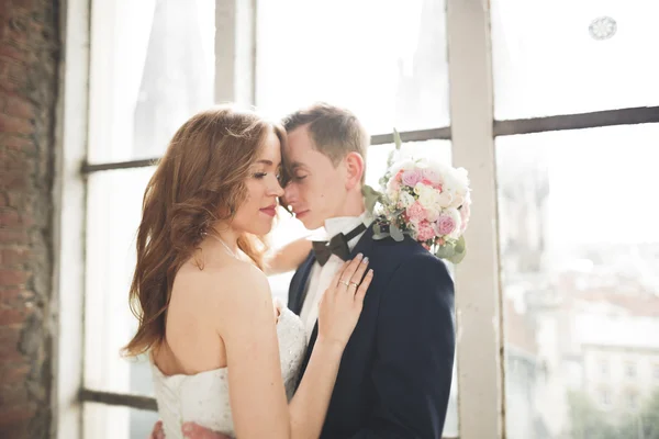 Élégant beau couple de mariage embrasser et étreindre sur fond vue panoramique sur la vieille ville — Photo