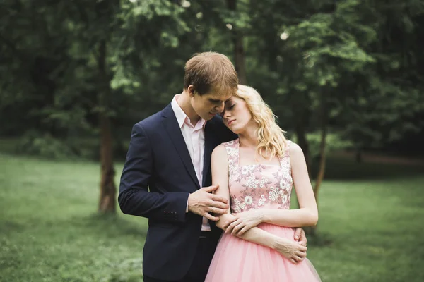 Jong paar in liefde hebben plezier en genieten van de prachtige natuur — Stockfoto