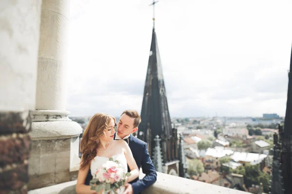 Elegante bella coppia di nozze baciare e abbracciare sullo sfondo vista panoramica del centro storico — Foto Stock