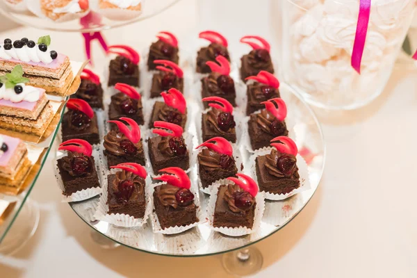 Verschiedene Arten von gebackenen Süßigkeiten auf einem Buffet — Stockfoto