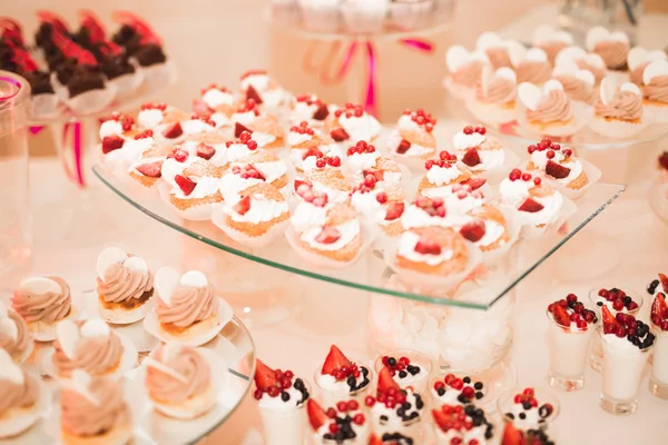 Diversi tipi di dolci al forno su un buffet — Foto Stock