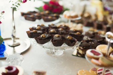 Enfes ve lezzetli bir tatlı masası ve resepsiyonda kapkek fotoğrafları.