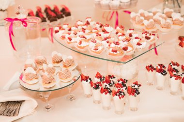 Bir büfe üzerinde pişmiş tatlı çeşitleri