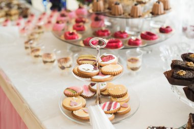 Enfes ve lezzetli bir tatlı masası ve resepsiyonda kapkek fotoğrafları.