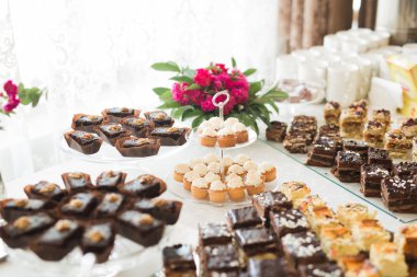 Bir büfe üzerinde pişmiş tatlı çeşitleri