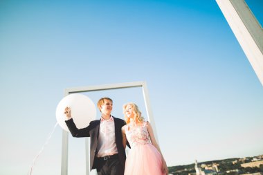 Sevgi dolu birkaç arka plan üzerinde batan güneşin. Yeni evli. Gün batımında yürümek