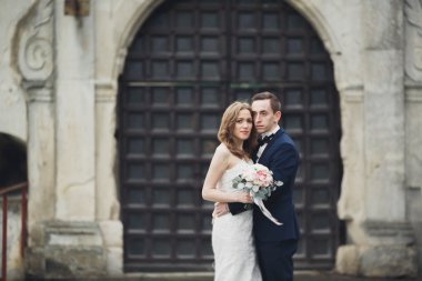 Mutlu düğün kaç sarılma ve birbirlerine arka plan eski kale üzerinde gülümseyen