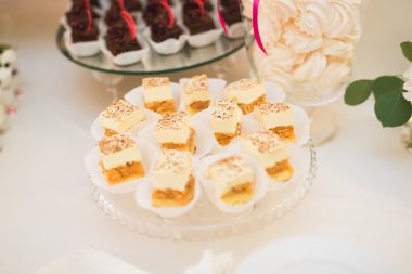 Bir büfe üzerinde pişmiş tatlı çeşitleri