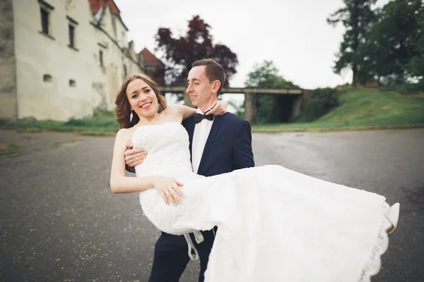 Casal romântico bonito casal de recém-casados abraçando perto do castelo velho — Fotografia de Stock