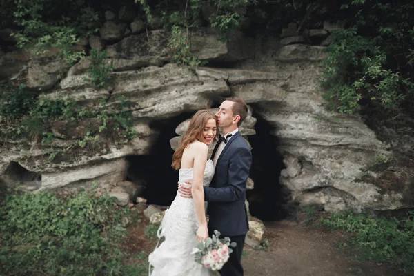 Glad gift bröllop par poserar nea stenar — Stockfoto