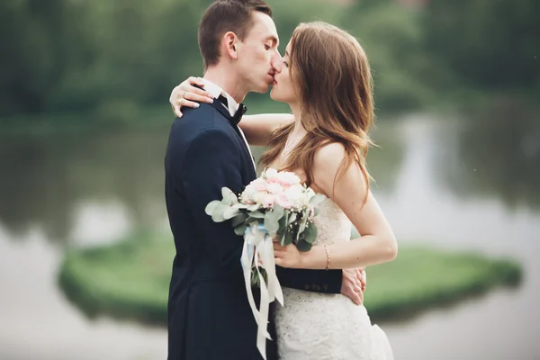 Romantik düğün çift karı güzel göl kenarında poz, — Stok fotoğraf