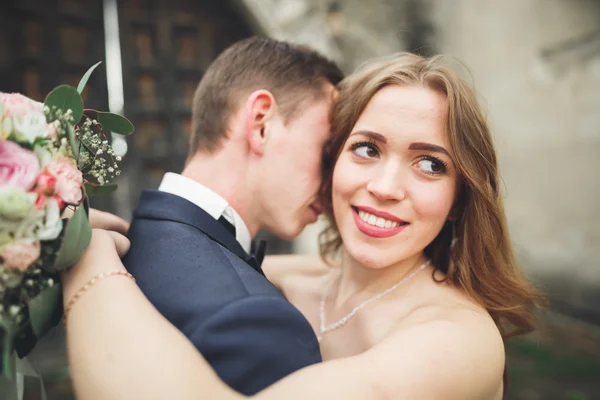 Hermosa boda romántica pareja de recién casados abrazos cerca del viejo castillo — Foto de Stock