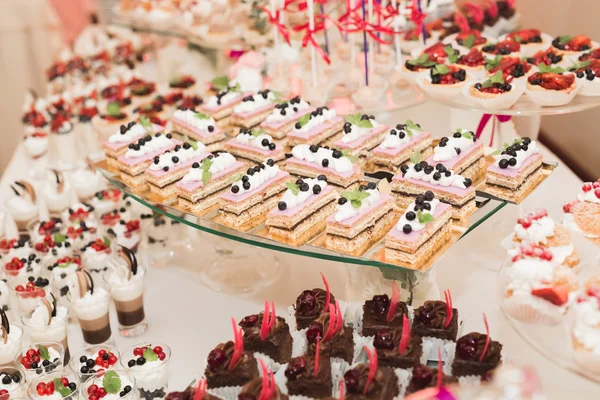 Diferentes tipos de dulces horneados en un buffet —  Fotos de Stock