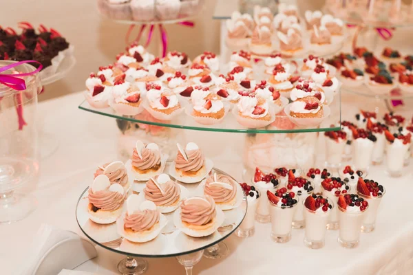 Deliciosa y sabrosa mesa de postres con cupcakes en primer plano de recepción — Foto de Stock