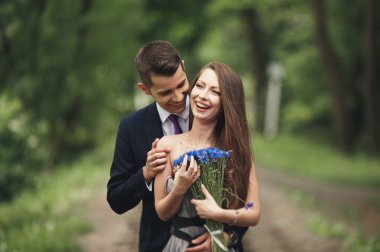 Törenden sonra açık havada poz yakışıklı genç Çift