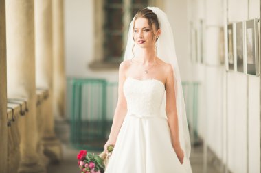 Güzel bir sarışın romantik portresi. Fotoğraf güneşli parlak renkler