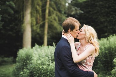 Genç çift eğleniyor ve güzel doğanın tadını çıkarıyor.