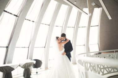 Mükemmel bir çift gelin ve damat düğün günlerinde poz verip öpüşürler.