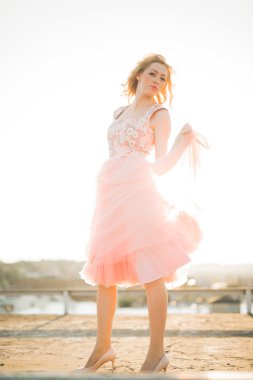 Sunset bulvarında poz vintage güzel moda kız