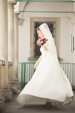 Eski şehirde poz lüks beyaz elbise ile harika gelin