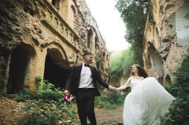 Sadece evli pozlar ve arka plan üzerinde eski bir kale ile öpüşme