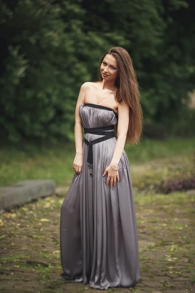 Beleza menina romântica ao ar livre. Modelo adolescente com vestido casual no parque. Blowing Long Hair . — Fotografia de Stock