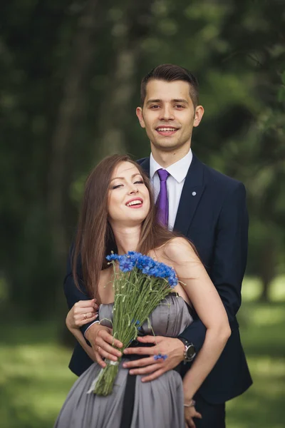 Beau jeune couple posant à l'extérieur après la cérémonie — Photo