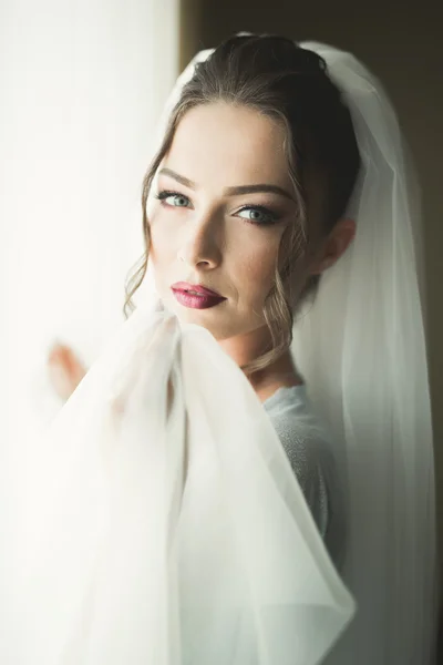 Retrato de noiva bonita com véu de moda na manhã do casamento. — Fotografia de Stock