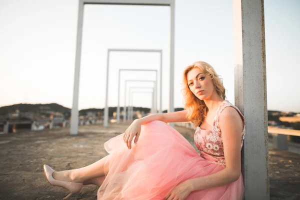 Vintage bela menina da moda posando no pôr do sol — Fotografia de Stock