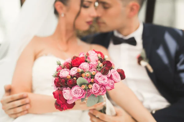 Retrato de casal feliz recém-casamento com buquê — Fotografia de Stock