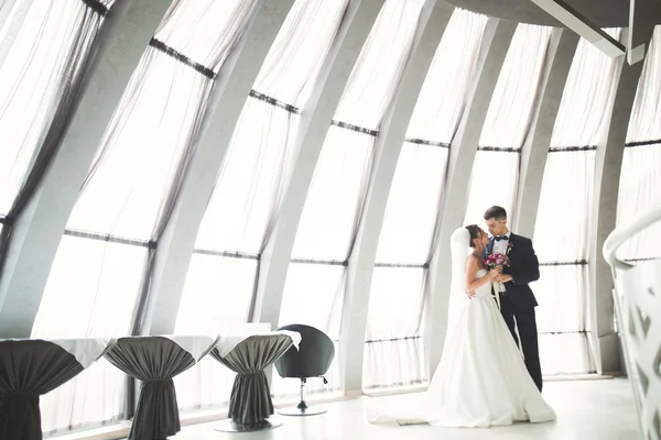 Casal feliz encantador do casamento, noiva com vestido branco longo posando na cidade bonita — Fotografia de Stock