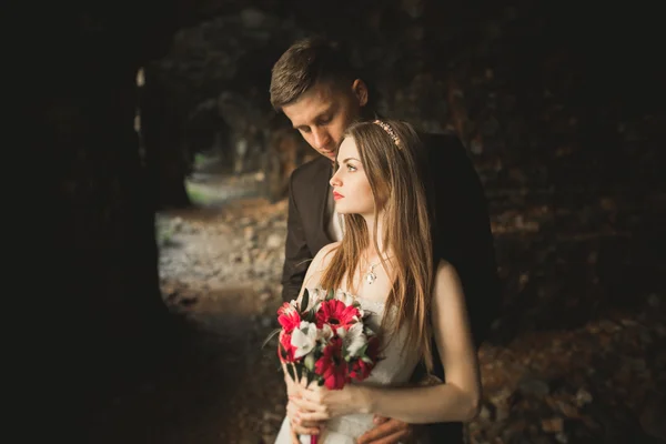 Smyslný manželský pár, valentýni objímající se před starým slovanským hradem — Stock fotografie