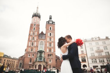 Krakow ana meydanında yürüme zarif güzel düğün çifti