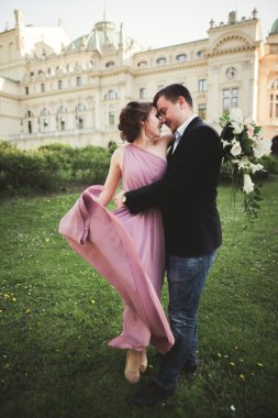 Düğün. Çift. Krakow. Pembe elbise ve tiyatro arka plan üzerinde poz damat gelin